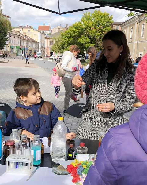 Студентка Яра М. проводить цікаві біологічні досліди